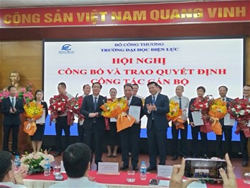 Hội nghị công bố và trao Quyết định bỏ nhiệm chức danh quản lí theo Đề án sắp xếp lại cơ cấu tổ chức
